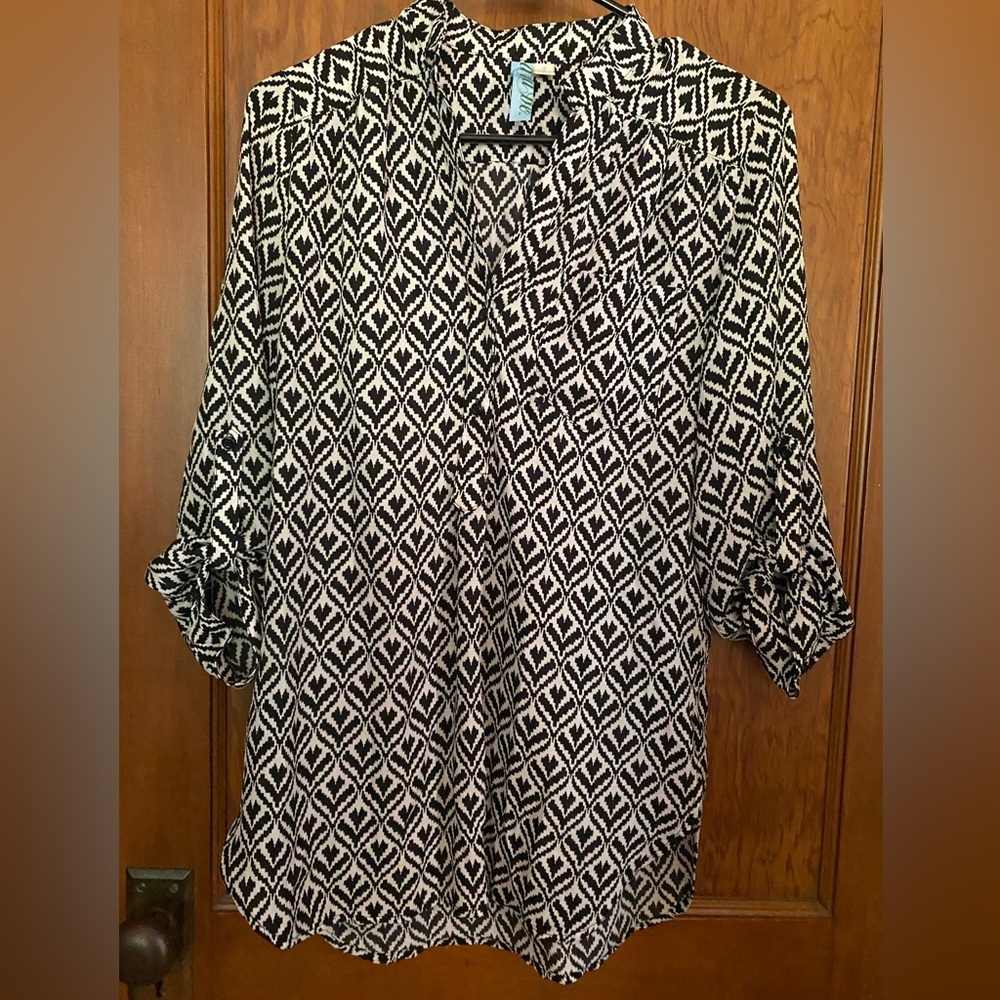 Black + white moroccan pattern blouse 3/4 sleeves. V-neck button neckline. Sml